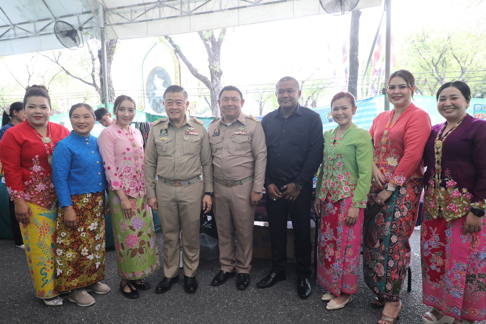 title - ปลัดกระทรวงเกษตรฯ และผู้บริหาร ส.ป.ก. เยี่ยมชมร้านค้า ในงานวันคล้ายวันสถาปนา ส.ป.ก. ครบรอบ 51 ปี